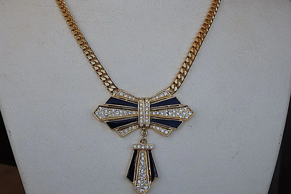 Bow necklace